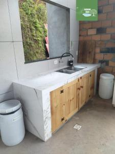 y baño con lavabo y espejo. en Refugio Verde Zen, en Dois Vizinhos