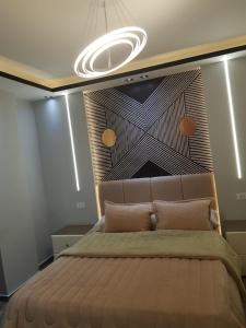 um quarto com uma cama com um quadro na parede em الجيزه شارع جامعه الزراعه no Cairo