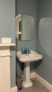 een badkamer met een wastafel en een spiegel bij Caistor Bed & Breakfast in Caistor