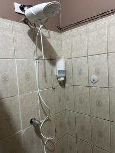 y baño con ducha y secador de pelo. en Caco Historico Afrodita, en Comayagua
