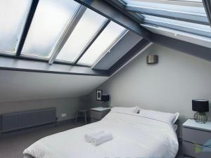 Tempat tidur dalam kamar di Spacious open planned 1 bedroom apartment