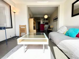 a room with a bed and a glass table at Appartement T2 super cosy - Front de mer in Larmor-Plage