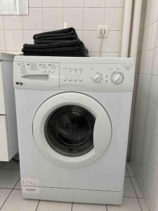 uma máquina de lavar roupa na casa de banho com uma toalha em cima em Studio avec Balcon, belle vue em Courbevoie