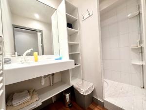Appartement T2 super cosy - Front de mer في لارمور- بلاج: حمام أبيض مع حوض ودش