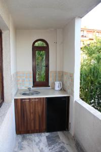 un bagno con lavandino e finestra di Villa Elmar a Kiten Altre 27 foto