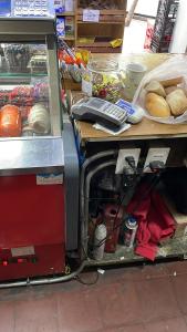 un carrello di cibo in un negozio con cibo di Hotel Santa Emilia Salamanca a Salamanca