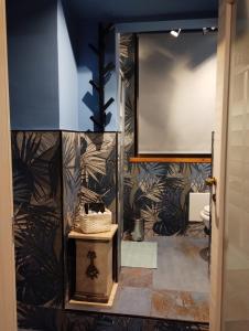 a bathroom with a black and white wall at Casita Jolanda in Albano Laziale +37 photos