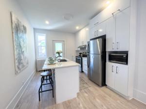 Gallery image of Stunning 3 BedR ~ 2min Walk to Metro Villa Maria in Montréal