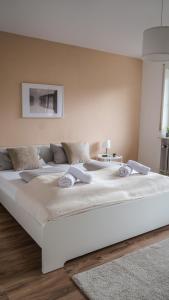 ein großes weißes Bett in einem weißen Zimmer in der Unterkunft Exklusive Ferien-Appartements Di Marino in Schönwald