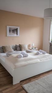1 cama blanca grande en una habitación blanca en Exklusives Ferien-Appartement mit Pool- und Saunazugang für bis zu 4 Personen, en Schönwald
