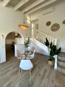 - une salle à manger et une cuisine avec une table et des chaises dans l'établissement Apartamentos Islanders, à Cala en Forcat