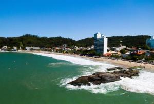 widok na plażę z kamieniami w wodzie w obiekcie Quarto Felicidade Cabeçudas w mieście Itajaí