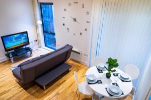 uma sala de estar com um sofá, uma mesa e uma televisão em x2 suites x2 bedroom with free parking & wifi em Croydon