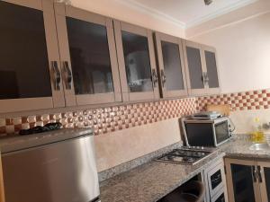 Кухня или мини-кухня в Charmant appartement à louer à meknès
