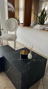 uma mesa preta com uma cadeira, uma tigela e pauzinhos em Hotel Rodini em Kato Rodini