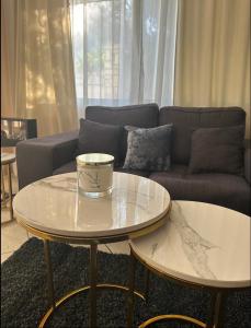 sala de estar con sofá y 2 mesas en Hotel Rodini, en Kato Rodini