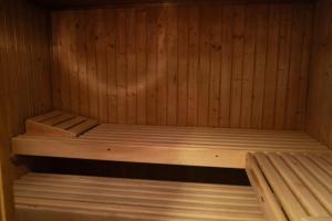 a wooden sauna with two beds in it at Exklusives Ferien-Appartement mit Pool- und Saunazugang für bis zu 4 Personen in Schönwald