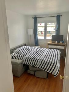 Giường trong phòng chung tại Appartement rénové et aux portes de Paris !