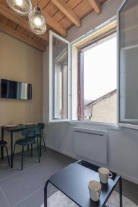 sala de estar con mesa y ventana grande en Cabana & Studio Duplex Parilly - Métro 5 minutes, en Bron