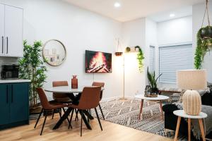a kitchen and living room with a table and chairs at Modern 3BR Oasis Free Parking in Oakland