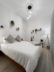 Katil atau katil-katil dalam bilik di Modern 3BR Oasis Free Parking