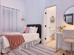 Una cama o camas en una habitación de Modern 3BR Oasis Free Parking