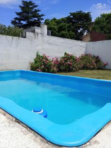 una gran piscina azul en un patio en Los Ángeles Temporario en Córdoba