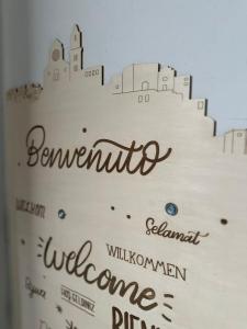 uma garrafa de vinho com um desenho de uma cidade sobre ele em maison Frima B&B em Matera