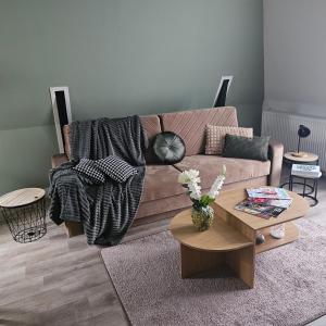 Il Mulino House B في لِسِه: غرفة معيشة مع أريكة وطاولة قهوة