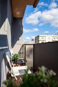 d'une terrasse avec une table et des chaises sur un balcon. dans l'établissement Dream House Belgrade, à Belgrade