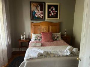 a bedroom with a bed with pink sheets and pillows at Hoekhuis in De Rust