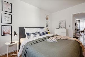 ein Schlafzimmer mit einem großen Bett mit blauen und weißen Kissen in der Unterkunft Comfort Apartment - bis 4 Pers - Neunkirchen City - Parkplatz - Garage - WiFi - Bad - Balkon in Neunkirchen