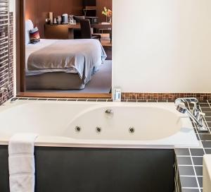 Gallery image of Les Pleiades Hôtel-Spa-Restaurant in Barbizon +19 photos