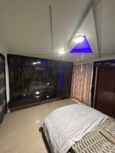 Łóżko lub łóżka w pokoju w obiekcie luxurious 3bhk with jacuzzi smart TV and terrace Airport view