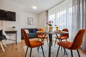 sala de estar con mesa y sillas en Comfort Apartment - bis 4 Pers - Neunkirchen City - Parkplatz - Garage - WiFi - Bad - Balkon, en Neunkirchen
