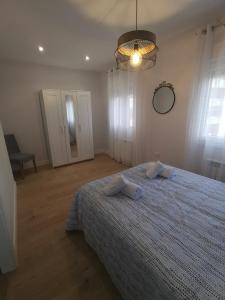 een slaapkamer met een bed met twee handdoeken erop bij Casa Elisa 3 in León
