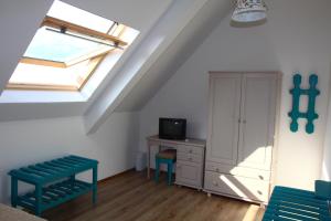 Zimmer mit einem Fenster, einem Schrank und einem Schreibtisch in der Unterkunft Villa Elmar in Kiten
