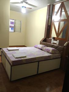 ein Schlafzimmer mit einem Bett in einem Zimmer in der Unterkunft Hotel Pinheiros in São Paulo