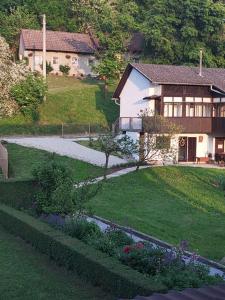 une maison avec un jardin et une allée dans l'établissement Kuća za odmor Anka, à Krapina