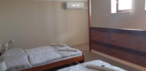 A bed or beds in a room at Protea Apartment