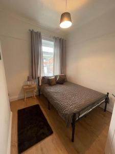 a bedroom with a bed in a room with a window at Comfy home in Newport in Newport