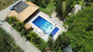 una vista aérea de una piscina con gente en ella en Fazenda sol nascente, en Pau dʼAlho