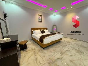 a bedroom with a bed and a sign on the wall at منتجع سمو الوسام Wesam Highness Resort in Taif