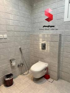 塔伊夫的住宿－منتجع سمو الوسام Wesam Highness Resort，一间位于客房内的白色卫生间的浴室