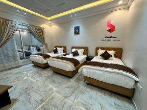 1 dormitorio con 2 camas en una habitación en منتجع سمو الوسام Wesam Highness Resort en Taif