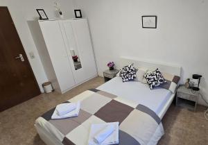 um quarto com uma cama grande com almofadas em Guest house Offenbach em Bürgel