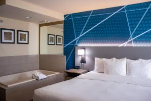 Kama o mga kama sa kuwarto sa Comfort Inn & Suites Geneva- West Chicago