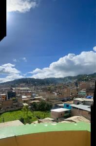 uma vista para uma cidade a partir do telhado de um edifício em HOTEL TURISTICO EL OSCAR em Cutervo