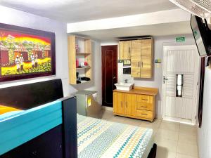 a small room with a bed and a sink at Habitación amplia independiente en Riohacha in Ríohacha