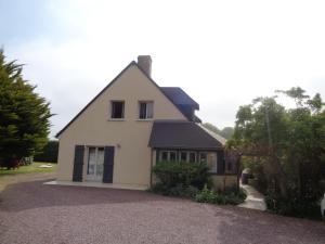 ein weißes Haus mit Auffahrt in der Unterkunft Maison confortable et bien équipée entre Caen et Bayeux, proche plages du débarquement in Loucelles